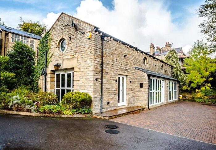 4 Bedroom Detached House To Rent In Edgerton Road, Huddersfield, HD3