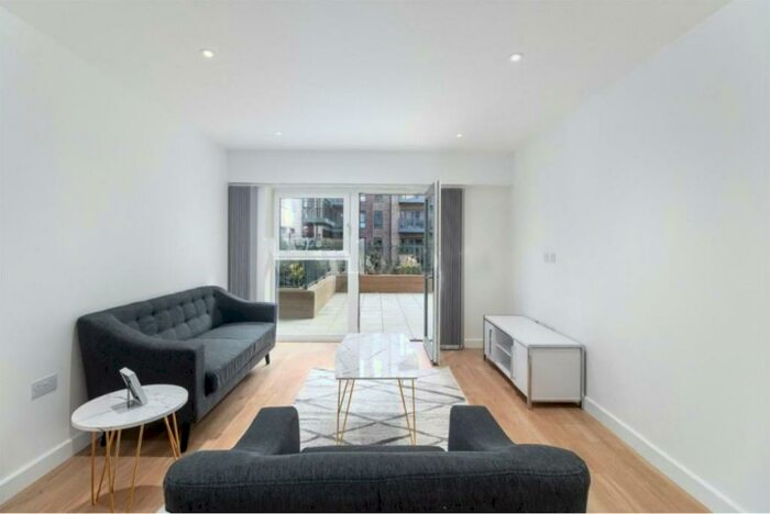 2 Bedroom Flat To Rent In Flat In Fairbank House, Beaufort Square, NW9