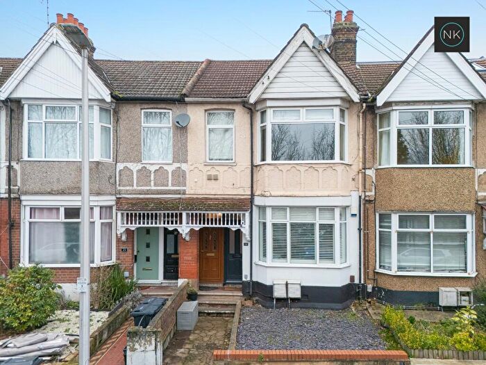 2 Bedroom Flat For Sale In Crescent Road, South Woodford, London, E18