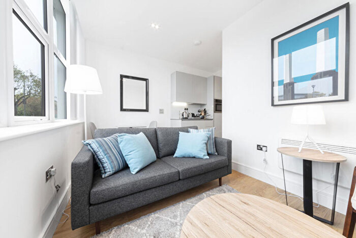 Flat To Rent In Laporte Way, Luton, LU4