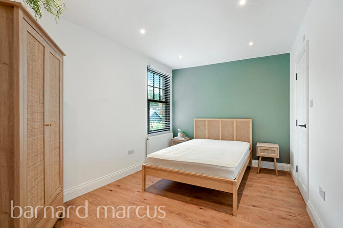 2 Bedroom Apartment To Rent In Friern Park, London, N12