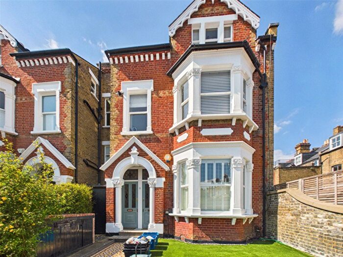 2 Bedroom Flat To Rent In Lancaster Park, Richmond, TW10