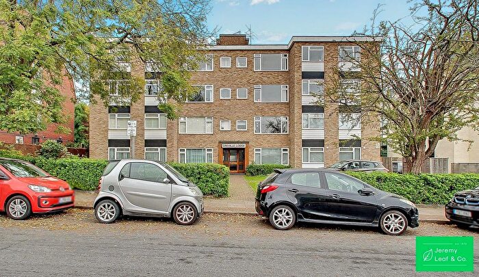 2 Bedroom Flat For Sale In Woodside Park Road, London, N12