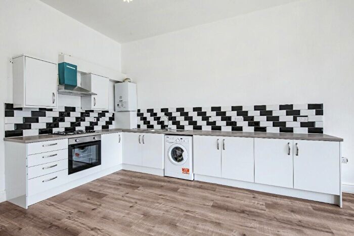 3 Bedroom Flat To Rent In Eltham Road, London, SE12