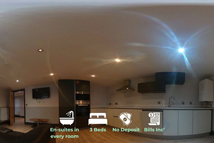 3 Bedroom Apartment To Rent In Hoods Hideout, - Houndsgate, NG1