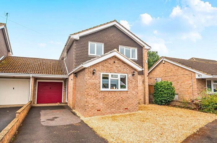 3 Bedroom Link Detached House For Sale In North End Close, Chandler's Ford, SO53