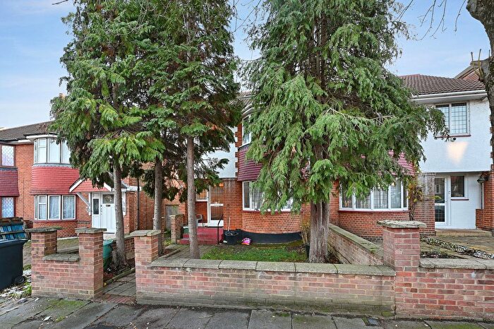4 Bedroom Semi-Detached House For Sale In Bowes Road, London, W3
