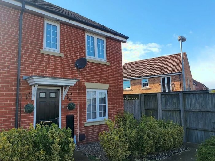 3 Bedroom Semi-Detached House To Rent In Burrows Close, Grantham, NG31