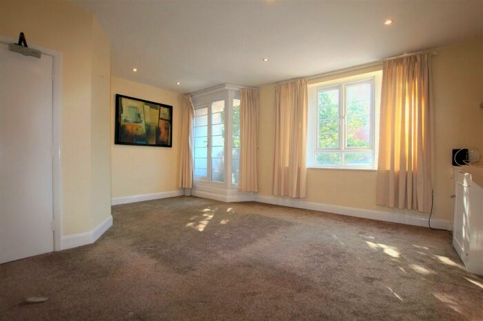 3 Bedroom Flat To Rent In Goring Road, Worthing, West Sussex, BN12