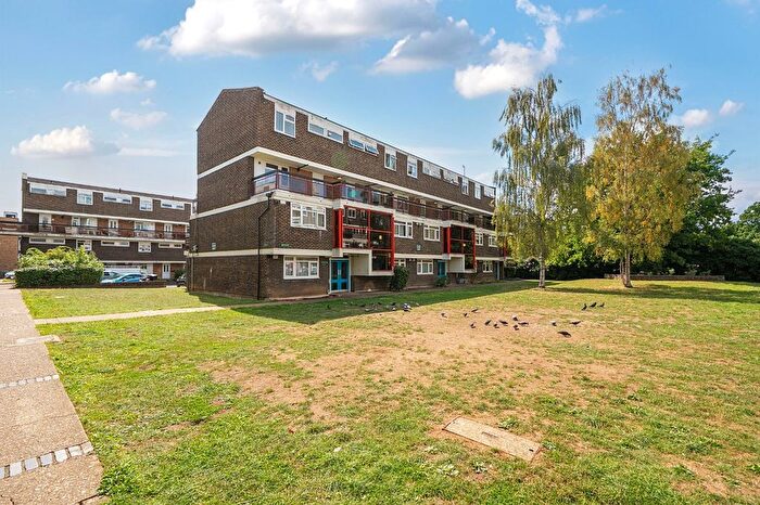 3 Bedroom Flat To Rent In Wessex Close, Kingston Upon Thames, KT1