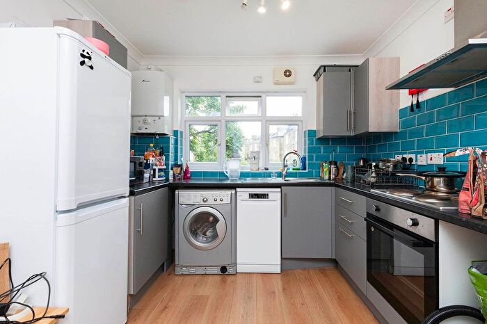 3 Bedroom Flat To Rent In Kilburn Lane, London, W9