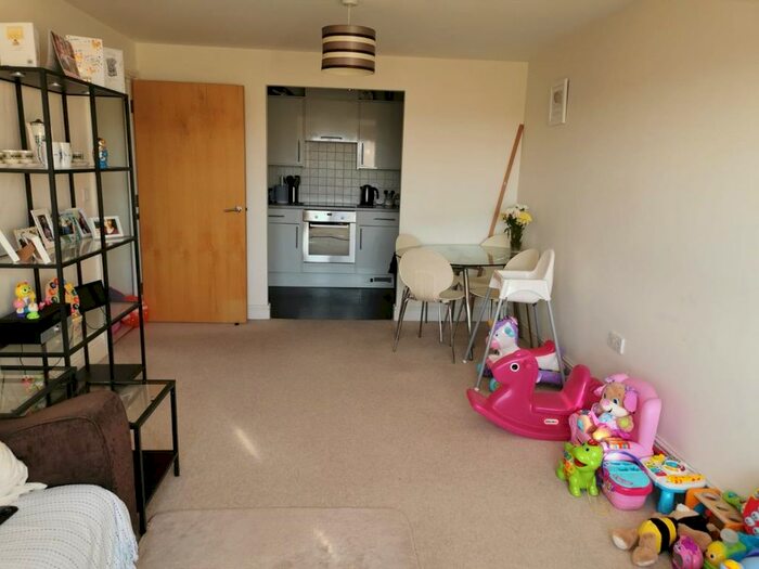 2 Bedroom Flat To Rent In Glebelands Close, London, N12