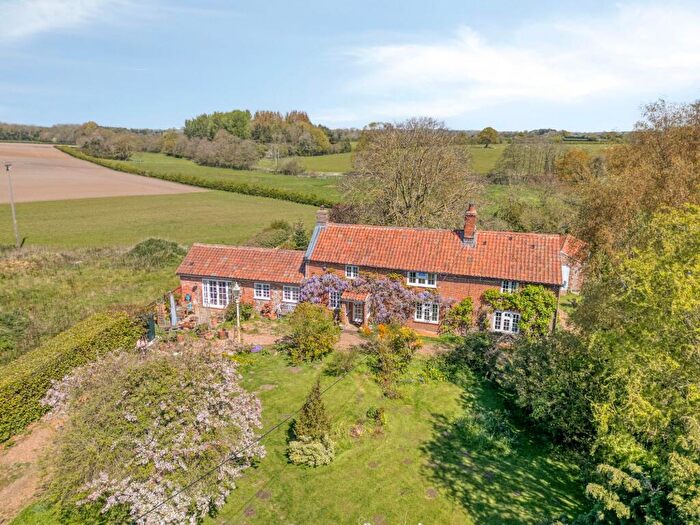 3 Bedroom Detached House For Sale In Beautifully Presented Georgian Cottage In Croxton, NR21