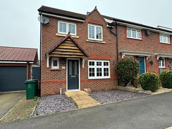 3 Bedroom Semi-Detached House To Rent In Henley Grove, Church Gresley, Swadlincote, DE11