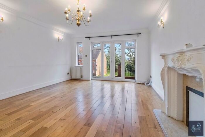 4 Bedroom Property To Rent In Southway, London, N20