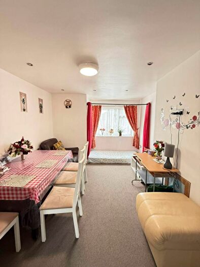 2 Bedroom Maisonette For Sale In Manse Close, Hayes, UB3