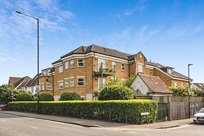 3 Bedroom Flat For Sale In The Ridgeway, Enfield, EN2