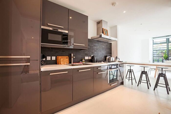 3 Bedroom Flat To Rent In Chilton Street, Shoreditch, London, E2
