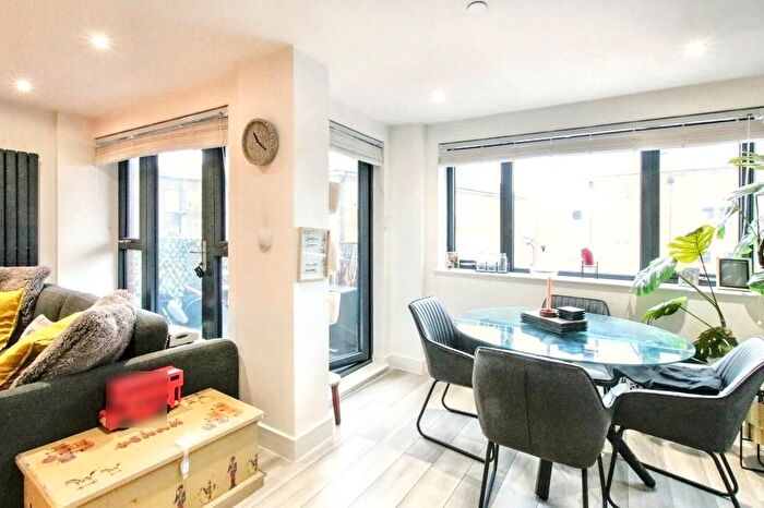 1 Bedroom Flat For Sale In Kelsey Apartments, Leatherhead, KT22