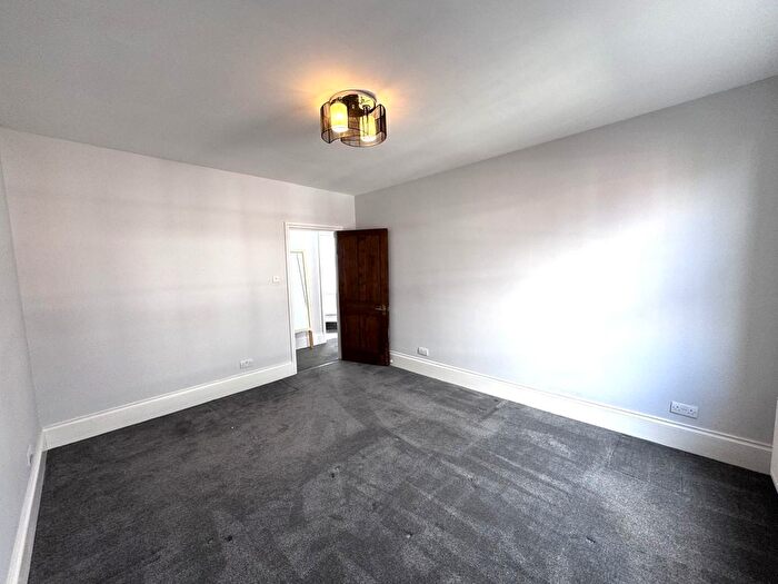 3 Bedroom Flat To Rent In Rostrevor Road, London, SW6