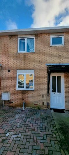 3 Bedroom Semi-Detached House To Rent In Ploughley Close, Kidlington, OX5