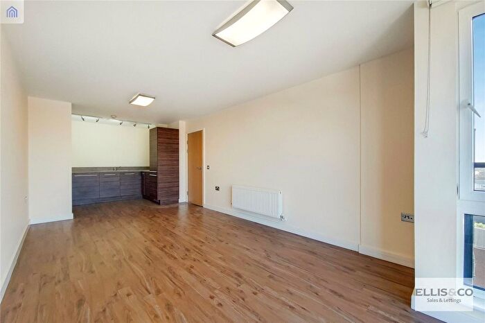 2 Bedroom Flat To Rent In The Green, Southall, UB2