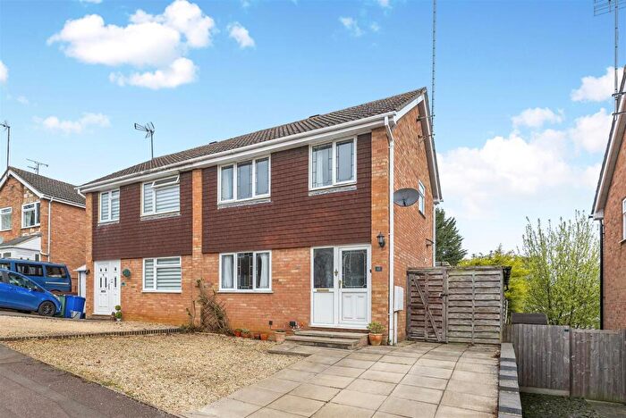 3 Bedroom Semi Detached House For Sale In Kingfisher Drive, Banbury, OX16