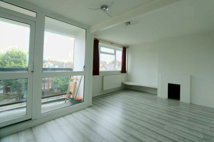 3 Bedroom Duplex To Rent In Kingston Road, New Malden, KT3