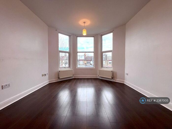 Studio To Rent In Arcadian Gardens, London, N22