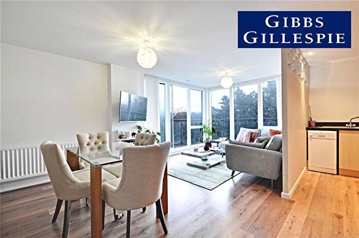 2 Bedroom Flat For Sale In Clayponds Lane, Brentford, TW8