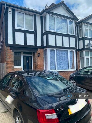 3 Bedroom Semi-Detached House To Rent In Hazelwood Road, Bedford, MK42