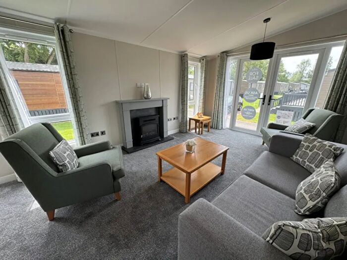 2 Bedroom Park Home For Sale In Warwick Road, Stratford-Upon-Avon, CV37
