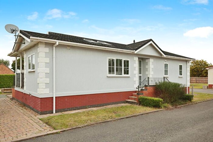 2 Bedroom Park Home For Sale In Honeybourne Road, Bidford-On-Avon, Alcester, B50