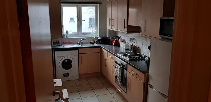 1 Bedroom Flat To Rent In Yeo Street, Bow, E3