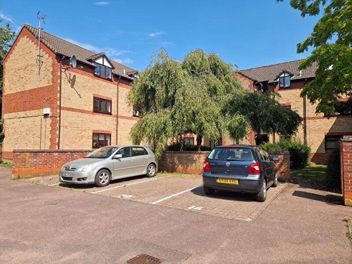 2 Bedroom Flat For Sale In Longworth Close, Banbury - No Onward Chain, OX16
