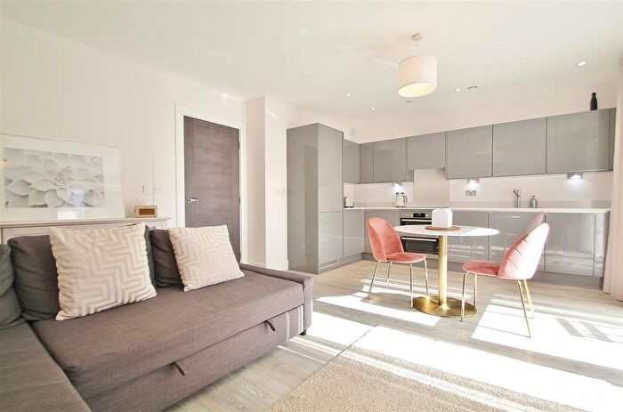 2 Bedroom Flat To Rent In Swan Street, Swan Court Swan Street, TW7