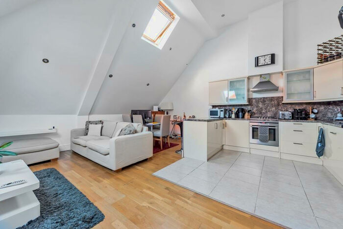 2 Bedroom Apartment To Rent In Thistledene, Surrey, KT7