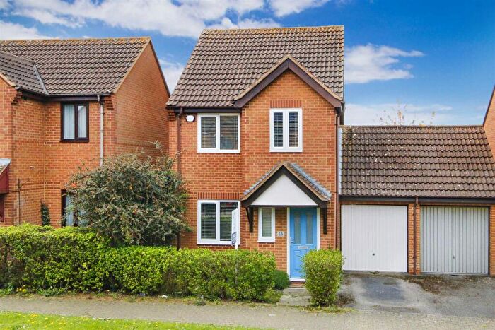 3 Bedroom Detached House To Rent In Champflower, Furzton, MK4