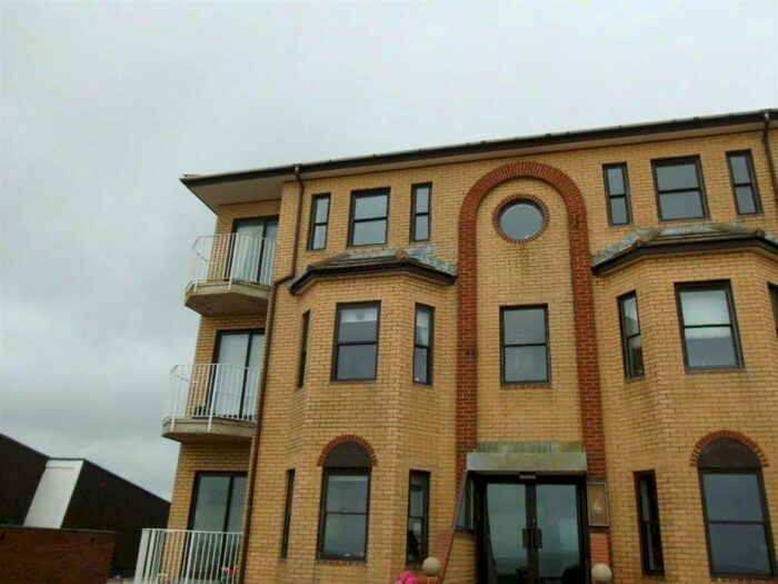 2 Bedroom Flat To Rent In Marine Parade, Hythe, Folkestone, CT21