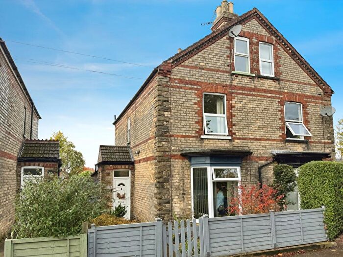 4 Bedroom Semi Detached House For Sale In Sandsfield Lane, Gainsborough, DN21