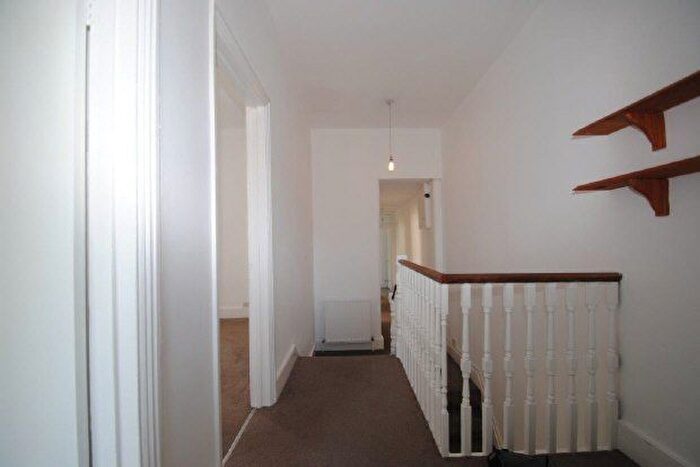 3 Bedroom Flat To Rent In Trinity Road, Wimbledon, SW19