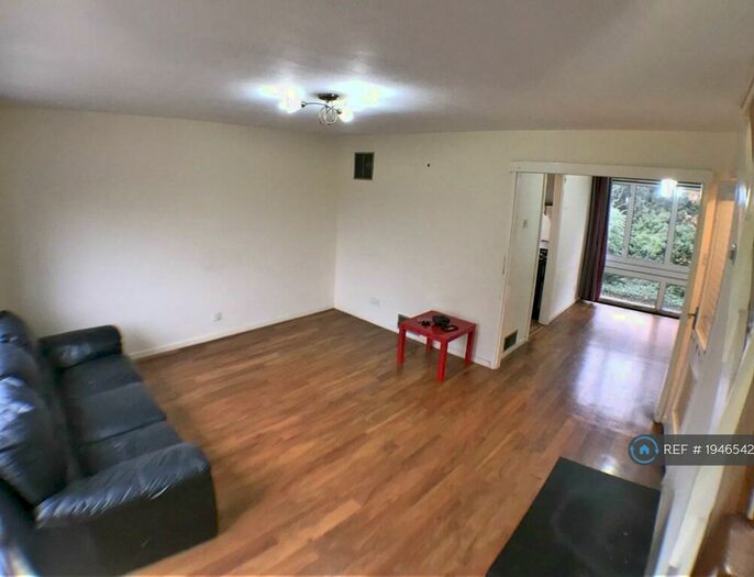 2 Bedroom Maisonette To Rent In Turnpike Link, Croydon, CR0