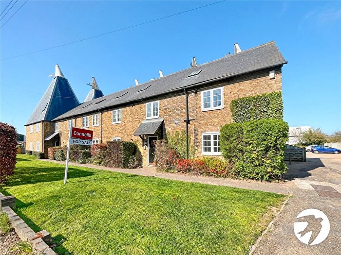 2 Bedroom Flat For Sale In London Road, Teynham, Sittingbourne, Kent, ME9