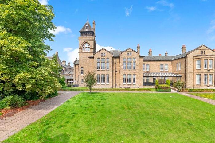 3 Bedroom Flat For Sale In Aysgarth Court, Menston, LS29