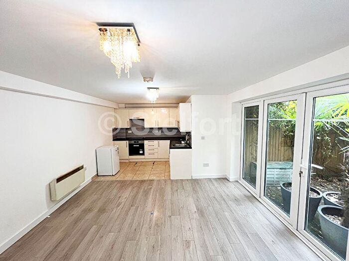 1 Bedroom Flat To Rent In Camden Road, London, N7