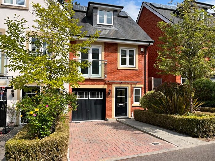 3 Bedroom Town House For Sale In Leatherhead, Surrey, KT22