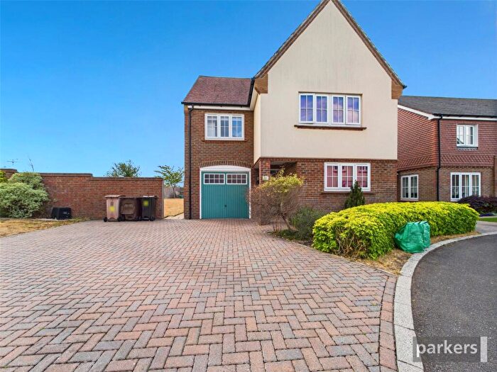 4 Bedroom Detached House For Sale In Addington Gardens, Woodley, Reading, Berkshire, RG5