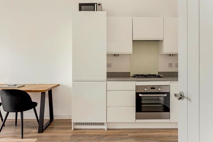 2 Bedroom Flat To Rent In Walnut Tree Close, Guildford, GU1