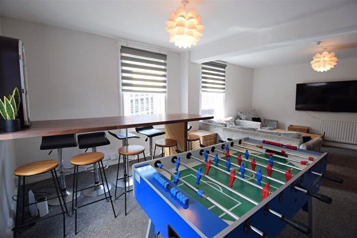 12 Bedroom End Of Terrace House To Rent In Unity Square - Bed Student House - /, LN2