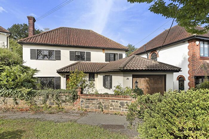 4 Bedroom Detached House For Sale In Starling Close, Buckhurst Hill, IG9